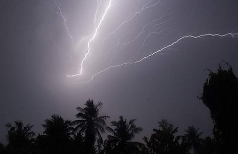 സംസ്ഥാനത്ത് ഇന്ന് കനത്ത ഇടിമിന്നലിന് സാധ്യത, വ്യാഴാഴ്ച വരെ മഴ തുടരുമെന്ന് മുന്നറിയിപ്പ്