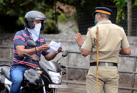 അവശ്യസാധന വിതരണ കേന്ദ്രങ്ങളുടെ നടത്തിപ്പുകാര് തൊഴിലാളികള്ക്ക് അനുമതിരേഖ നല്കണം; ഉത്തരവ്