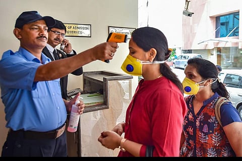 പനിയില്ലെങ്കില് കൊറോണയില്ലെന്ന് അര്ഥമില്ല; സംശയങ്ങള്, മറുപടികള്