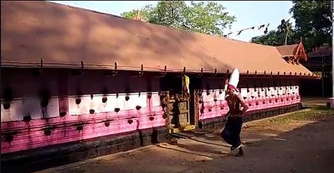 പാലക്കവേലന് ദേവീദാസന് ഏകനായി കാവു തീണ്ടി; ആരവങ്ങളില്ലാതെ കൊടുങ്ങല്ലൂര് ഭരണി