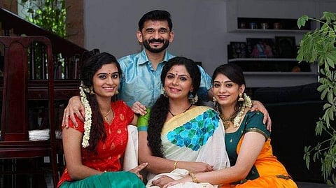 'ഞാൻ യുഎഇയിൽ മകൾ കാനഡയിലും, അവളുടെ ഹോസ്റ്റൽ അടച്ചു'; ആശങ്ക പങ്കുവെച്ച് ആശാ ശരത്ത്; വിഡിയോ