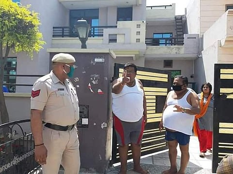 ബംഗളൂരുവിലേക്കെന്ന് ഭാര്യമാരോട്, പോയത് ബാങ്കോക്കിലേക്ക്; തിരിച്ചെത്തിയപ്പോള് വീടിനുമുന്നില് ക്വാറന്റൈന് പോസ്റ്റര്, വെട്ടില്