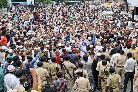 ഗുജറാത്തില് കുടിയേറ്റ തൊഴിലാളികളുടെ പ്രതിഷേധം, കല്ലേറ്; 93പേര് അറസ്റ്റില്, 500പേര്ക്ക് എതിരെ എഫ്ഐആര്