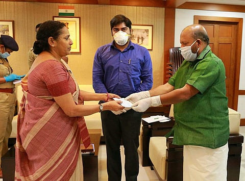 ജോലിയില് നിന്നും വിരമിച്ചു; മുഖ്യമന്ത്രിയുടെ ദുരിതാശ്വാസ നിധിയിലേക്ക് നല്കിയത് 50,000 രൂപ