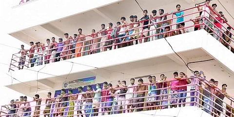 അതിഥി തൊഴിലാളികള്ക്ക് പ്രത്യേകം തിരിച്ചറിയല് കാര്ഡ്; ഇന്ഷൂറന്സ് പരിരക്ഷ നല്കും