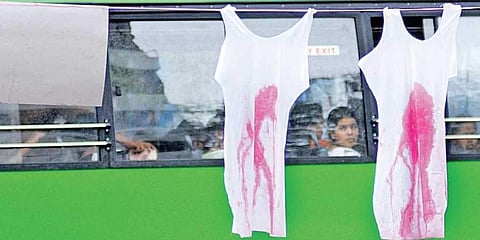 വാളയാറിലെ പെൺകുട്ടികൾക്ക് നീതി ലഭിക്കണമെന്ന് ആവശ്യപ്പെട്ട് കൊച്ചിയിൽ നടന്ന പ്രതീകാത്മക സമരത്തിൽ നിന്ന്- ഫോട്ടോ/എ സനേഷ്- എക്സ്പ്രസ്