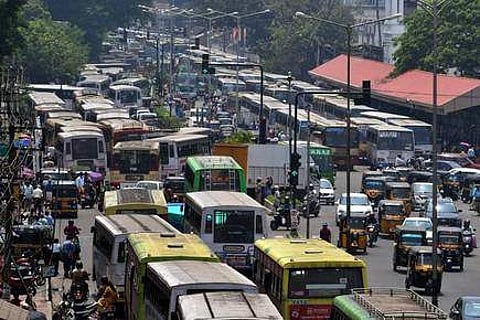 പ്രശ്നം തുടങ്ങിയത് സ്വകാര്യ ബസ് ജീവനക്കാര് ; പെര്മിറ്റ് റദ്ദാക്കണം ; കെഎസ്ആര്ടിസി ബസുകള് റോഡില് നിര്ത്തിയിട്ടത് ഗുരുതര തെറ്റെന്നും കളക്ടറുടെ റിപ്പോര്ട്ട്