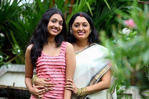 മകളുടെ ഡാന്സ് പരിപിടിക്കിടെ ദേഷ്യപ്പെട്ട് മൈക്ക് വലിച്ചെറിഞ്ഞ് ഊര്മിള ഉണ്ണി; ആരോപണവുമായി സംഘാടകര്; വിഡിയോ