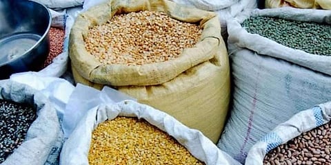 സൗജന്യ ഭക്ഷണക്കിറ്റിനായി മകനെയും കൂട്ടി വീട്ടമ്മ നടന്നത് കിലോമീറ്ററുകൾ; ഒടുവിൽ താങ്ങായി പൊലീസ്