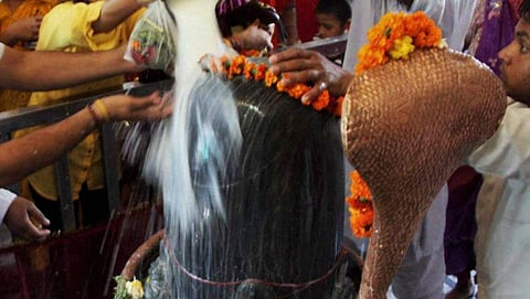 'ശിവന്റെ വിഗ്രഹം പാലു കുടിക്കുന്നു', പാല്പാത്രവുമായി നാട്ടുകാര് ക്ഷേത്രത്തിലേക്ക് ഒഴുകി; ലോക്ക്ഡൗണ് ലംഘനത്തിന് 13 പേര് അറസ്റ്റില്