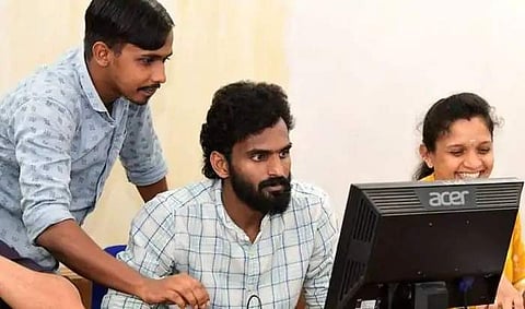 ഹെല്പ്പ്ലൈനില് ആശ്വാസ വാക്കുകളുമായി വിനീതുമുണ്ട്; കോവിഡ് പ്രതിരോധ പ്രവര്ത്തനങ്ങള്ക്കൊപ്പം കൂടി ഇന്ത്യന് താരം