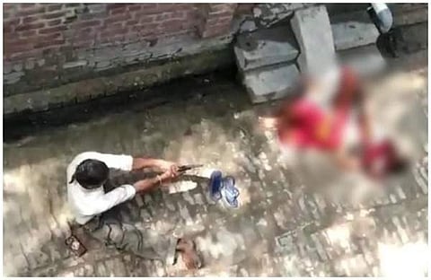 ഉത്തര്പ്രദേശില് വൃദ്ധയെ വെടിവെച്ചു കൊന്നു; രക്ഷിക്കാന് ശ്രമിക്കാതെ വീഡിയോ പകര്ത്തി നാട്ടുകാര്