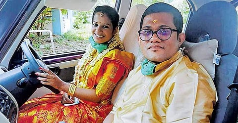 ലോക്ക്ഡൗണ് കാലത്ത് നവവധുവിന്റെ ഹീറോയിസം; വരന്റെ വീട്ടിലേക്ക് കാറോടിച്ചത് 130 കിലോമീറ്റര്