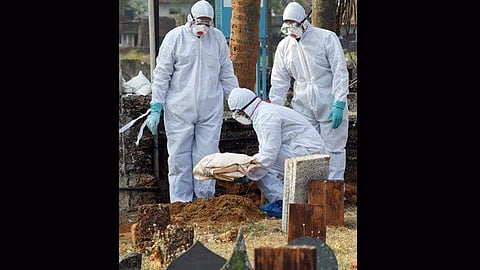 കോവിഡ് ബാധിച്ച് മരിച്ച പിഞ്ചുകുഞ്ഞിന്റെ മൃതദേഹം കബറടക്കി