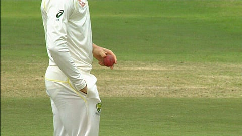 ഉമിനീര് പുരട്ടുന്നത് വിലക്കിയാല് പിച്ചിന്റെ നീളം കുറക്കണം, നിര്ദേശവുമായി റമീസ് രാജ