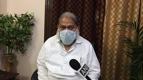 അവര് കൊറോണ വാഹകരാണ്, ഹരിയാനയിലേക്ക് യാത്ര ചെയ്യാന് പാസ് കൊടുക്കരുത്; ഡല്ഹിയോട് അഭ്യര്ത്ഥിച്ച് മന്ത്രി അനില് വിജ്