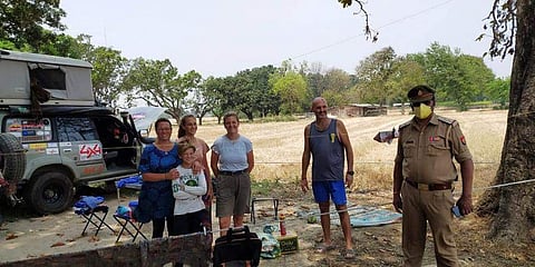 ലോക്ക്ഡൗണിനെ തുടർന്ന് യുപിയിൽ കുടുങ്ങിയ ഫ്രഞ്ച് കുടുംബം/ ഫോട്ടോ/ ദി ന്യൂ ഇന്ത്യൻ എക്സ്പ്രസ്