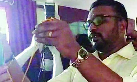 വധു യുപിയില് കുടുങ്ങി, വരന് പള്ളിപ്പാട്; വിവാഹം ഓണ്ലൈന് വഴി നടത്തി