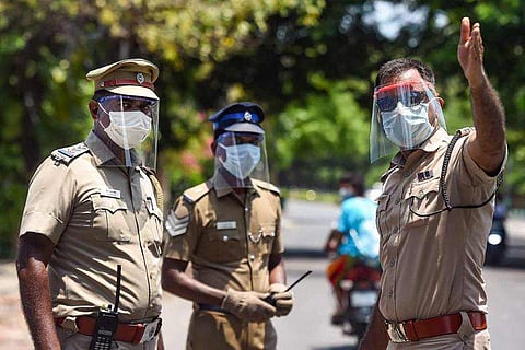 കോവിഡ് ബാധിതന് ആശുപത്രിയില് നിന്ന് ചാടിപ്പോയി; പിടിക്കാന് ചെന്ന പൊലീസിനെ ഭീഷണിപ്പെടുത്തി