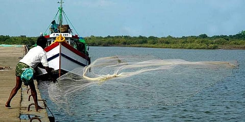 മണിക്കൂറില് 60 കി മി വരെ വേഗതയില്  ശക്തമായ കാറ്റിനു സാധ്യത ; മല്സ്യ തൊഴിലാളികള്ക്ക് ജാഗ്രതാ നിര്ദേശം