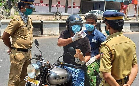 പടം പിടിച്ച് ഇമേജ് കളയണ്ട, പൊലീസ് വിഡിയോകൾക്ക് ഇനി അനുമതി വാങ്ങണമെന്ന് ഡിജിപി