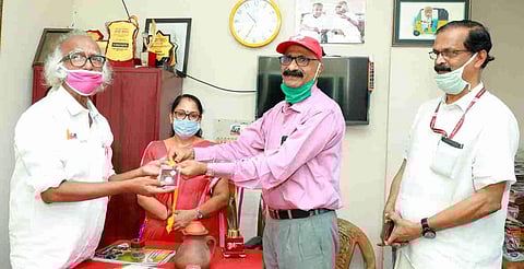 ഡോ. പിവി മോഹനന് പുരസ്കാരങ്ങള് ദുരിതാശ്വാസ നിധിയിലേക്കു കൈമാറുന്നു/പിആര്ഡി