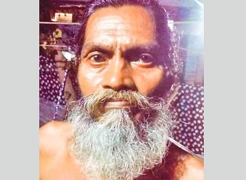 ഒരുമാസംമുമ്പ് 'മരിച്ച' ആള് പൊടുന്നനെ വീട്ടിലെത്തി ; ഞെട്ടലില് കുടുംബവും നാട്ടുകാരും ; പൊല്ലാപ്പിലായി പൊലീസ്