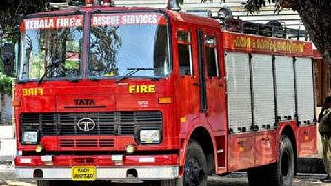 മരുന്നില്ല; പുറത്തിറങ്ങാന് പറ്റില്ല, വൃദ്ധദമ്പതികള് വിളിച്ചത് ഫയര് ഫോഴ്സിനെ; എറണാകുളത്ത് നിന്ന് നിലമ്പൂരിലേക്ക് മരുന്നുമായി തീവേഗത്തില് പറന്നെത്തി സേന