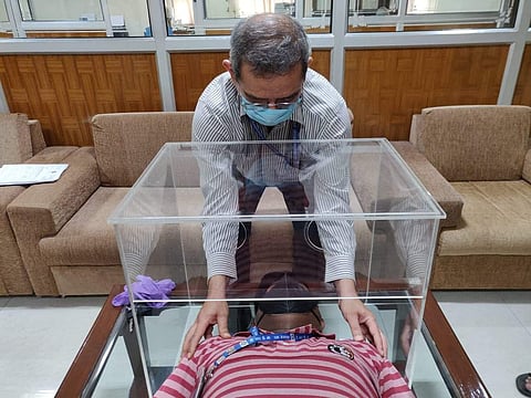 കോവിഡ് ബാധിതരെ ചികിത്സിക്കുമ്പോള് രോഗം പകരുമെന്ന ഭയം വേണ്ട!; ഇന്ട്യൂബേഷന് ബോക്സുമായി ഐഐടി, സൗജന്യമായി സര്ക്കാര് ഡോക്ടര്മാര്ക്ക് നല്കാന് 'ക്രൗഡ് ഫണ്ടിങ്'