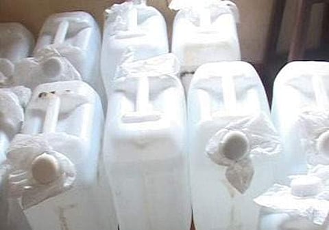 സാനിറ്റൈസര് എന്ന വ്യാജേന രണ്ടു ലോഡെത്തി ; ആലുവയില് പിടികൂടിയത് 5000 ലിറ്റര് സ്പിരിറ്റ്