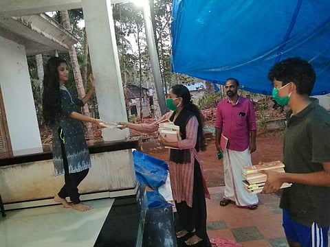 ബഷീറും എംടിയും മാധവിക്കുട്ടിയും വീട്ടിലെത്തും; ലോക്ക്ഡൗണില് വായനാമുറിയൊരുക്കി 'പുസ്തകക്കൂട്'