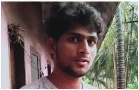 മുറിച്ചിട്ട തെങ്ങിന്റെ തടി ദേഹത്ത് വീണു; വിദ്യാര്ത്ഥി മരിച്ചു