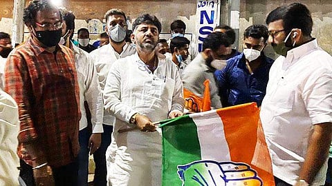 മലയാളികളുമായി കോൺഗ്രസിന്റെ ആദ്യ ബസ് പുറപ്പെട്ടു; കര്ണാടകയില് നിന്ന് 25 യാത്രക്കാർ