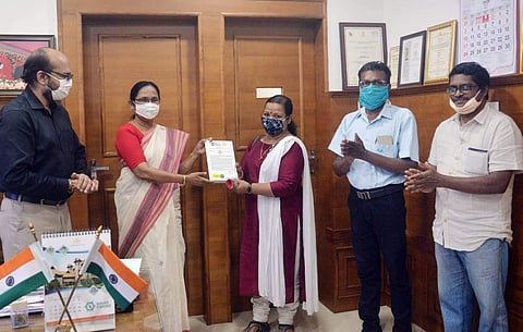 കോവിഡ് പോരാട്ടത്തിലെ മുന്നണി പോരാളികള്ക്ക് ദി ന്യൂ ഇന്ത്യന് എക്സ്പ്രസിന്റെയും മെഡിമിക്സിന്റെയും ആദരം; നഴ്സുമാരുടെ സേവനം വിലമതിക്കാനാവാത്തതെന്ന് ആരോഗ്യമന്ത്രി