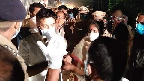 വാളയാര് ചെക്ക്പോസ്റ്റില് സമരം നടത്തിയ കോണ്ഗ്രസ് നേതാക്കള് വെട്ടില്; കോവിഡ് ബാധിതന് വന്ന സമയത്ത് പരിസരത്തുണ്ടായിരുന്നവര് നിരീക്ഷണത്തില് പോകണമെന്ന് ആരോഗ്യമന്ത്രി