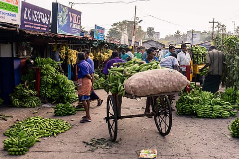 പണം കൈകാര്യം ചെയ്യുമ്പോള് ഗ്ലൗസ് ഉപയോഗിക്കണം, മാസ്ക് ശരിയായി ധരിക്കണം; ശക്തന് മാര്ക്കറ്റില് കര്ശന നിയന്ത്രണങ്ങള്