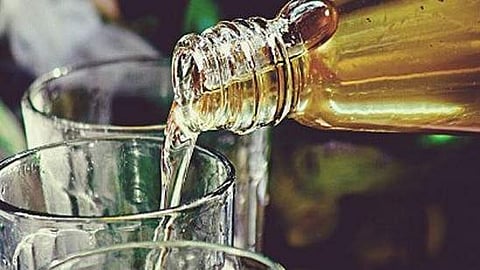 കഴിച്ചത് വ്യാജമദ്യം, മദ്യപിച്ച് റോഡരികിൽ വീണുകിടന്ന വില്ലേജ് ഓഫീസർക്കെതിരെ കേസ്