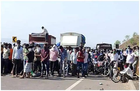 കൈക്കുഞ്ഞുങ്ങളുമായി ഭക്ഷണവും വെള്ളവുമില്ലാതെ കാത്തുനിന്നത് ഒമ്പത് മണിക്കൂര്; മധ്യപ്രദേശില് തൊഴിലാളികളും പൊലീസും തമ്മില് ഏറ്റുമുട്ടി