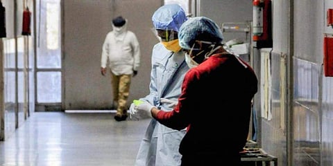 കോവിഡ് രോഗിയുമായി സമ്പര്ക്കം, പിന്നാലെ പിറന്നാൾ പാർട്ടി; ഒരു അപാര്ട്മെന്റിലെ 25 പേര്ക്ക് കോവിഡ്