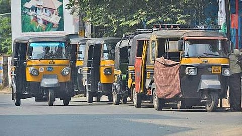 അന്തര് ജില്ലാ യാത്രകള്ക്ക് പാസ് നിര്ബന്ധം ; ഓട്ടോയ്ക്കും ടാക്സിക്കും അനുമതി