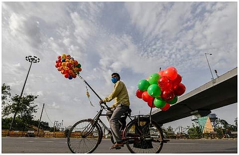 സ്വകാര്യ മേഖലയിലെ ഓഫീസുകള് തുറക്കാം; റെഡ് സോണില് ഈ സ്ഥാപനങ്ങള്ക്ക് പ്രവര്ത്തിക്കാം