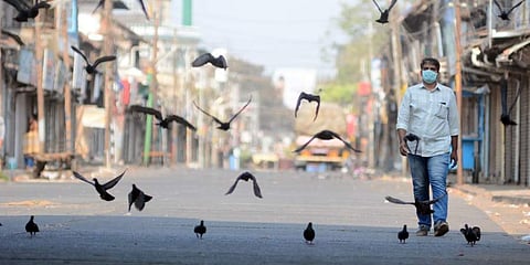 മെഡിക്കല് ആവശ്യങ്ങള്ക്കും മരണാനന്തര ചടങ്ങിനും മാത്രം അനുമതി; കണ്ടെയ്ന്മെന്റ് സോണുകളില് കര്ഫ്യൂ സമാന നിയന്ത്രണം