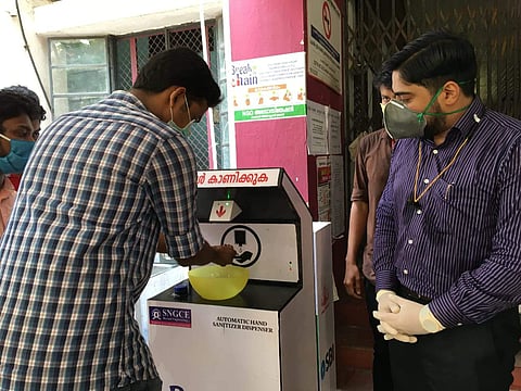 'കൈയൊന്നു നീട്ടിയാല് കയ്യിലെത്തും സാനിറ്റൈസര്'; സെന്സര് സാങ്കേതികവിദ്യയുമായി വിദ്യാര്ഥികള്