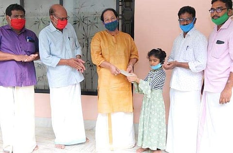 പാഠം ഒന്ന്: മനുഷ്യത്വം;  നിംഷാനയുടെ അയ്യായിരം രൂപയുടെ ചെക്കിന് 5000 കോടിയുടെ മൂല്യമെന്ന് ഇന്നസെന്റ്