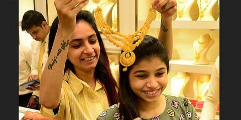 സ്വര്ണവില വീണ്ടും കുറഞ്ഞു; പവന് 34,440 രൂപ