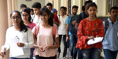 കോളജുകൾ ജൂൺ ഒന്നിനു തുറക്കും; റെഗുലർ ക്ലാസുകൾ തുടങ്ങുന്നതുവരെ ഓൺലൈൻ ക്ലാസുകൾ