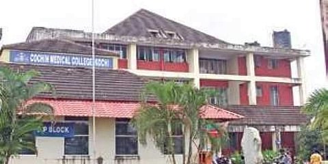 ഓസ്ട്രേലിയയില് നിന്ന് കൊച്ചിയിലെത്തിയ ആള്ക്ക് കോവിഡ് ലക്ഷണങ്ങള്; മെഡിക്കല് കോളജില് പ്രവേശിപ്പിച്ചു; വിമാനത്തില് 10 ഗര്ഭിണികള് ഉള്പ്പടെ 221 യാത്രക്കാര്