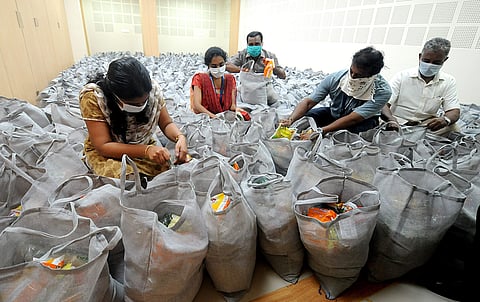 സപ്ലൈകോ ഉദ്യോഗസ്ഥർ കിറ്റുകൾ തയ്യാറാക്കുന്നു/ ഫോട്ടോ: എ സനേഷ്/ എക്സ്പ്രസ്