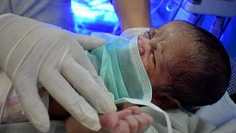 സ്വകാര്യ ആശുപത്രിയിലും അഡ്മിറ്റ് ചെയ്തില്ല; കാസര്കോട്ട് കോവിഡ് ഭേദമായി നിരീക്ഷണത്തിലായിരുന്ന യുവതി വീട്ടില് പ്രസവിച്ചു