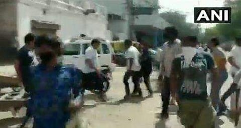 സാമൂഹിക അകലം പാലിച്ചില്ല, മദ്യക്കടകള്ക്ക് മുന്നില് തടിച്ചുകൂടിയ ജനത്തിന് നേരെ ലാത്തിവീശി പൊലീസ് ( വീഡിയോ)